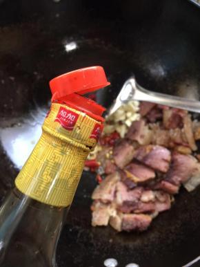 倒入适量的红烧酱油翻炒均匀！