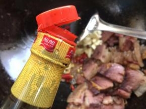 倒入适量的红烧酱油翻炒均匀！