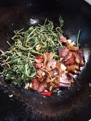 放入干香椿翻炒均匀！