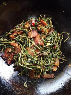 起锅前放入适量的鸡精即可！（腊肉和干香椿都含有盐分，这道菜不需要另外再加盐！）