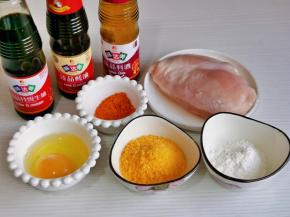 准备鸡排的食材。