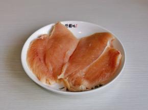 鸡胸肉洗净后从中间片开。