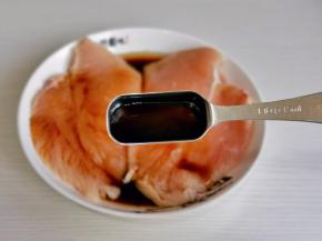 加入蚝油抓拌均匀。