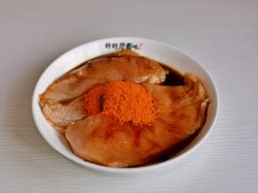 再加入辣椒粉，烤翅料。