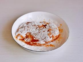 腌制好的鸡胸肉首先裹上淀粉。