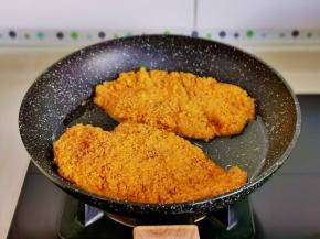 起油锅，油温6成热时放入鸡排。