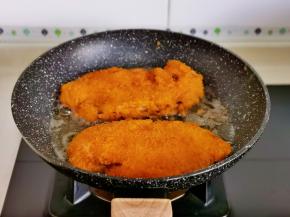 小火煎熟，两面金黄盛出。