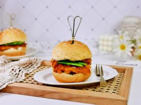 汉堡胚从中间切开，挤入沙拉酱，放上鸡排，黄瓜片就好啦！