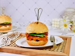 我儿子念叨了好久的劲爆鸡排汉堡。