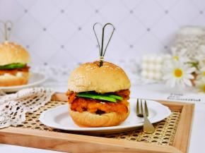 小家伙吃的太满足了～