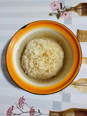 银耳提前用温水泡发好备用！