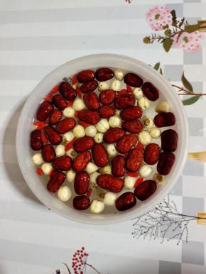 莲子，红枣，枸杞用清水清洗一下，捞出沥干水分备用！