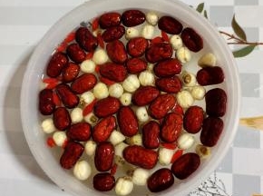 莲子，红枣，枸杞用清水清洗一下，捞出沥干水分备用！