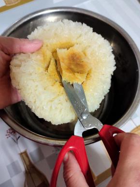 用剪刀把银耳根部的黄色梗剪掉！