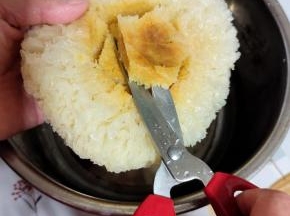 用剪刀把银耳根部的黄色梗剪掉！