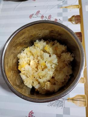 用手把泡发好的银耳撕成小朵！