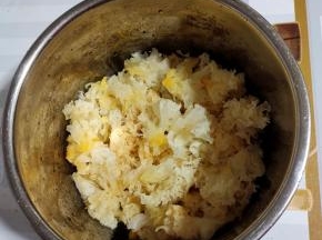 用手把泡发好的银耳撕成小朵！