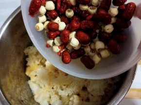 放入清洗好的红枣，枸杞和莲子！