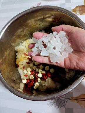 再放入两大把冰糖！