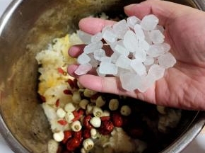 再放入两大把冰糖！