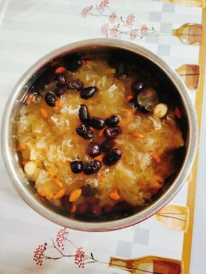 熬好的银耳莲子羹，软糯清甜！来上一碗，真的太爽了！