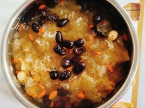 熬好的银耳莲子羹，软糯清甜！来上一碗，真的太爽了！