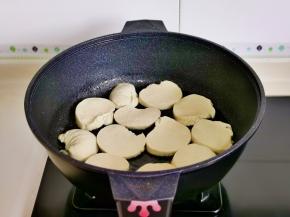起油锅，摆入素鸡片小火煎。