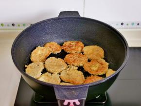 煎至两面金黄盛出备用。