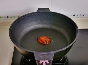 锅中加入1勺甜面酱翻炒，再加入1碗纯净水。