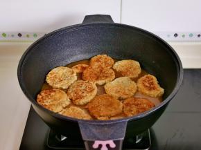 放入煎好的素鸡。