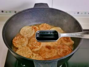 加入1勺红烧酱油。