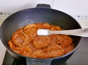 按个人口味加入盐，转小火煮2分钟。