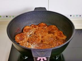 加入熟白芝麻，直接大火收汁即可关火。（留点汤汁更好吃）