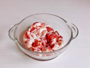 五花肉洗净切片放入器具中。