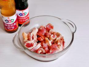 再加入料酒，生抽。