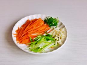 胡萝卜去皮切丝，蒜去皮切碎，葱白切丝，葱叶手撕成丝。