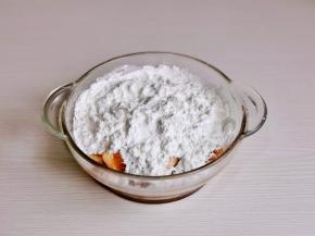 淀粉加入腌制好的肉中。