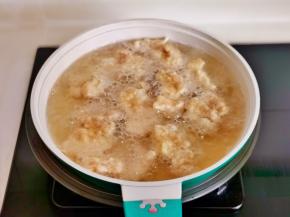 油温六成热时用筷子快速夹入裹好面糊的肉片。