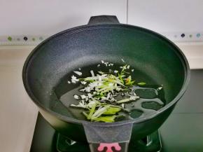 起油锅，加入蒜末葱丝炒香。