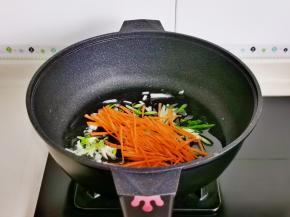 再加入胡萝卜丝炒软。