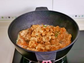 加入炸好的肉片，倒入料汁。