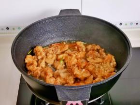 淋上水淀粉至粘稠关火。