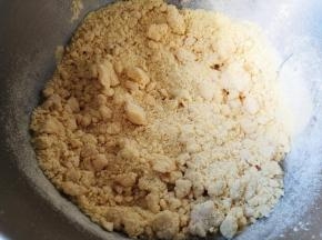 水烧开，放入玉米粉，搅拌均匀，冷却至手温