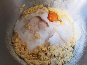 加入鸡蛋，牛奶，白糖和酵母