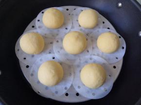 平均分成7份，搓圆，摆入蒸屉