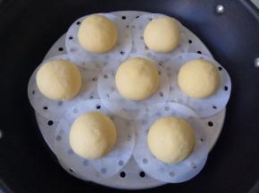 平均分成7份，搓圆，摆入蒸屉