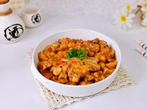 盛出装盘，点缀上葱丝。