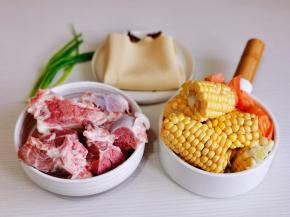 准备食材，大骨头泡冷水，将血水泡出。