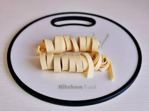 百叶洗净切条，打结也可以，根据个人喜好来即可。