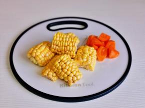 玉米胡萝卜切好。